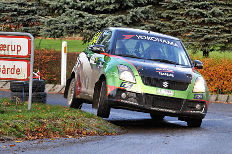 Til trods for, at han er oppe mod et af landets største talenter i form af Simon Larsen, tog Claus Steensen sejren i den mest serienære klasse i sin Suzuki Swift 1.6 Sport.